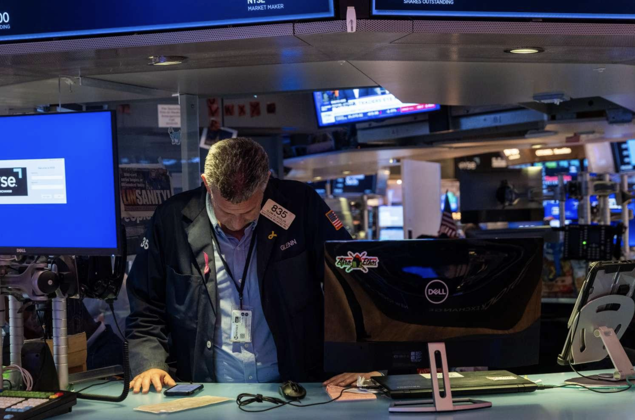A trader on the NYSE floor during Thursday’s Magnificent Seven decline. Source: Getty Images / Investopedia.