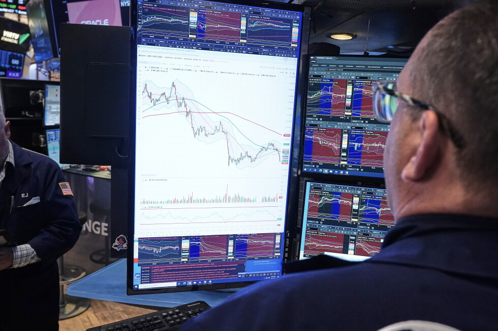 A tech-led sell-off slammed Wall Street as the semis complex broke lower (ORACLE visible on the board).  Source: AP News